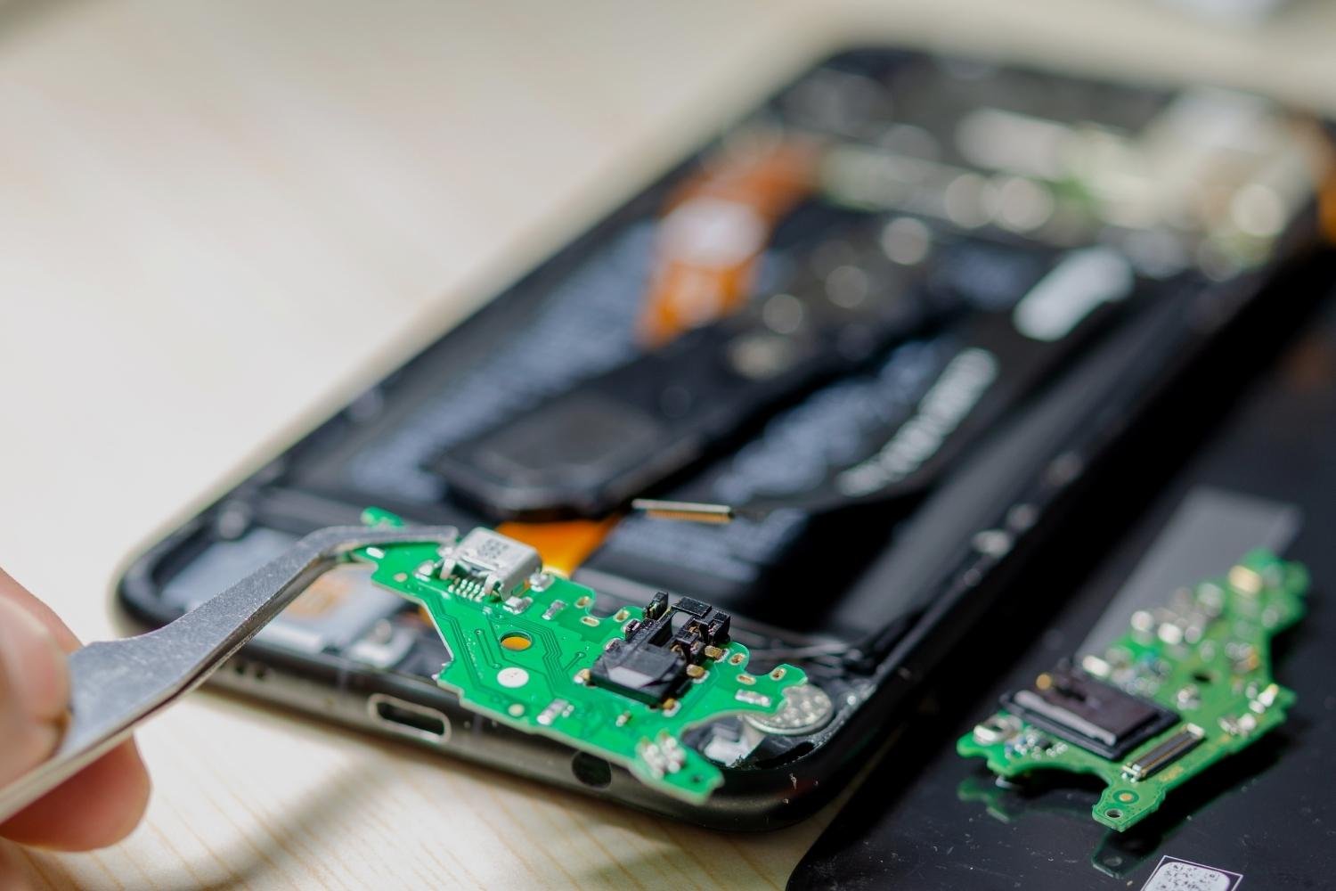 Phone Repair Service or New Device? How to Make the Right Choice